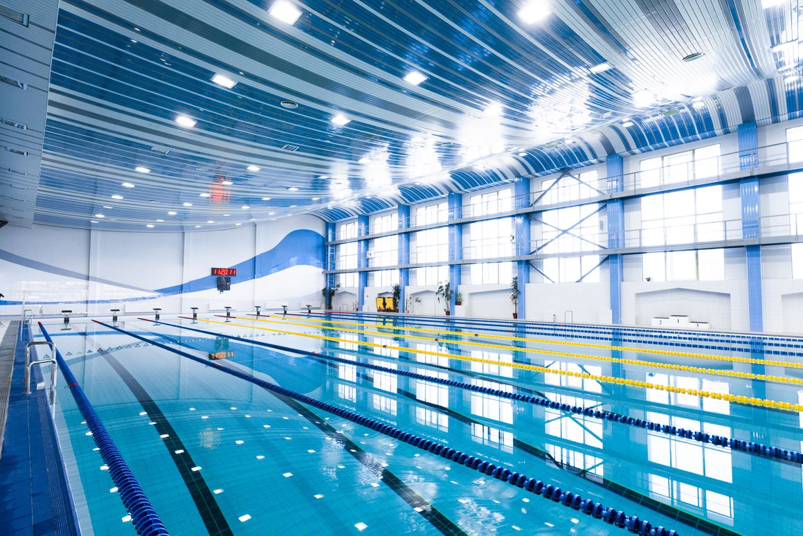 Indoor Hallenbad mit Schwimmbahnen